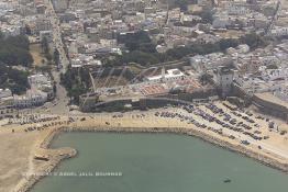 Image du Maroc Professionnelle de  Vue aérienne d'Asilah, ville du nord du Maroc sur l'océan Atlantique à 40 km au sud de Tanger, Vendredi 9 Août 2002.  (Photo / Abdeljalil Bounhar)



 